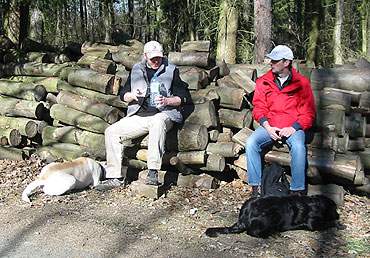 Erste kurze Trinkpause. Becki mit Benny und Uwe mit Mila