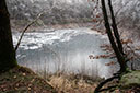 gefrorener blauer See